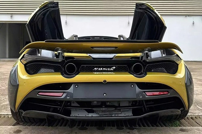 Ở thiết kế, hãng độ Novitec mang đến cho siêu xe mui trần McLaren 720S Spider gói nâng cấp body kit carbon bao gồm cản va trước với điểm nhấn là có thêm 2 thanh ốp đầu xe và vây cá sắc cạnh. Kế đến là nẹp sườn mới và đuôi xe với 2 tấm ốp bên hông và khuếch tán sau bằng carbon.