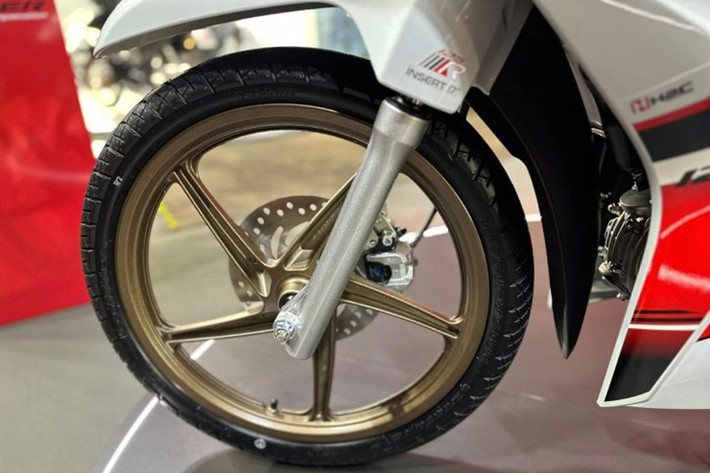 Hệ thống giảm xóc của xe gồm phuộc ống lồng phía trước và gắp sau, đi kèm phanh đĩa trước tích hợp công nghệ CBS mới và phanh tang trống phía sau.