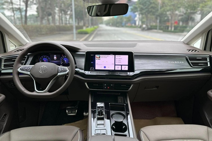 Bên trong xe, những trang bị của Volkswagen Teramont Limited Edition cũng được bổ sung cho phiên bản Limited Black Edition như vô lăng bọc da Nappa với các nút cảm ứng,...