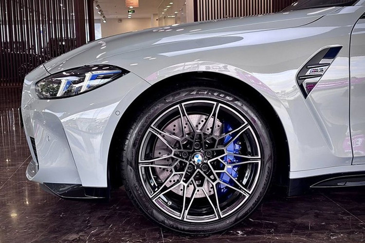 Xe được trang bị mâm xe hợp kim đa chấu với kích thước 18 inch ở phía trước và 19 inch ở phía sau. Phiên bản Competition này sở hữu la zăng lớn hơn kích thước 19 inch phía trước, 20 inch cho phía sau.