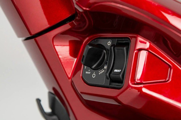 Trang bị hiện đại nhất trên xe là hệ thống khóa thông minh (Smart Key) tích hợp định vị âm thanh, hệ thống chống trộm âm thanh tự động kích hoạt khi phát hiện rung lắc khi xe đang khóa.