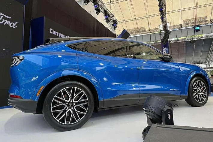 Về thiết kế, Mustang Mach-E mang một số đặc điểm nhận diện của dòng xe cơ bắp truyền thống, như cụm đèn hậu LED ba thanh và dáng fastback. Các trang bị ngoại thất bao gồm đèn chiếu sáng LED projector...