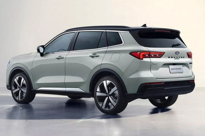 So với bản hiện hành, thiết kế đầu xe của Ford Territory facelift được tinh chỉnh theo hướng hiện đại hơn. Cụm đèn chiếu sáng chính đã được dời lên cao, tích hợp cùng dải LED hình móc câu, kéo dài sang hai bên.