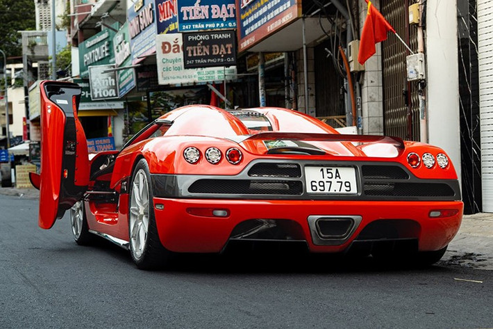 Sự xuất hiện của bom tấn Koenigsegg CCX đẳng cấp đến từ Thụy Điển hiện đang là mẫu hypercar "độc nhất, vô nhị" trên đường phố Việt đã nhanh chóng thu hút sự quan tâm của giới mê xe.