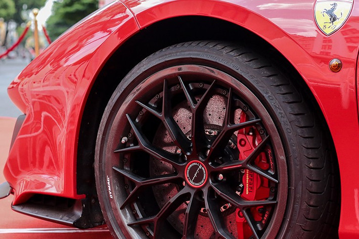 Nói về 488 Pista Spider đầu tiên về Việt Nam, đây là chiếc siêu xe Ferrari mui trần thứ 50 của hãng siêu xe đến từ Ý và cũng đồng thời là "ngựa chiến" mui trần có khối động cơ V8 mạnh nhất trong lịch sử của hãng Ferrari lúc mới ra mắt.