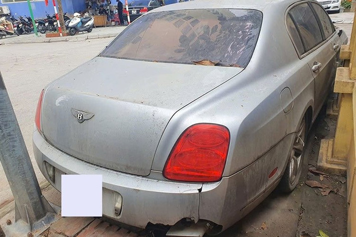 Tại thời điểm về nước, các xe siêu sang Bentley Mulsanne có giá trên 16 tỷ đồng đến 25 tỷ đồng, vì thế, việc 1 xe bị "bỏ rơi" mà không rõ lý do vì sao khiến không ít người tiếc. Tuy nhiên, đây không phải là chiếc Bentley siêu sang duy nhất bị vứt bỏ ở Hà Nội.