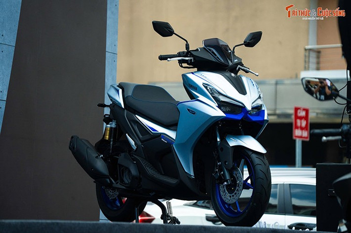 Sáng 26/6, Yamaha Motor Việt Nam đồng loạt ra mắt mẫu xe tay ga thể thao NVX 155 2025 tại Hà Nội và TP HCM. Mẫu xe tay ga NVX thế hệ mới này theo nhà sản xuất xe máy Nhật Bản chó biết, nó được phát triển dựa trên cảm hứng từ các dòng môtô R-Series trứ danh.