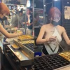 Diện đồ hở hang bán hàng chợ đêm, cô gái nhận đủ chỉ trích