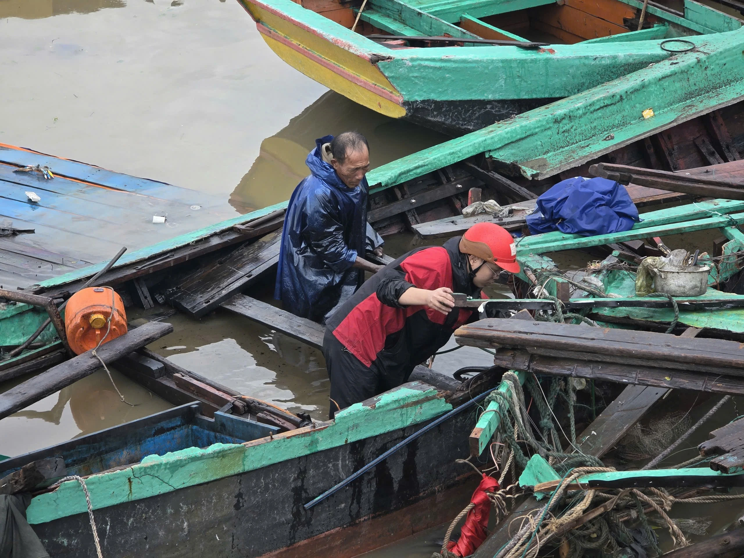 Loạt tàu thuyền của ngư dân Hà Tĩnh bị bão số 5 Kajiki đánh tan tác