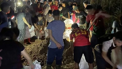 Hàng trăm người xuyên đêm hộ đê ở Bắc Ninh