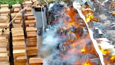 Cháy lớn tại xưởng gỗ ở TP HCM, cảnh sát giải cứu nạn nhân mắc kẹt
