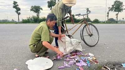 Hàng ngàn thỏi son bị vứt bỏ ven đường Hà Nội