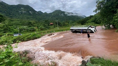 Cầu bị cuốn, ô tô lật do mưa lớn ở Nghệ An