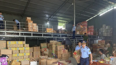 Đột kích kho hàng lậu 34.000 sản phẩm có dấu hiệu thối rữa