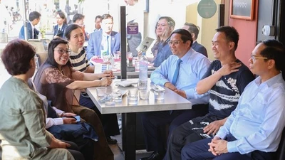 Thủ tướng Phạm Minh Chính thăm gia đình kiều bào tại Pháp