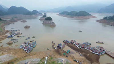 Mực nước tụt 40m, hồ Hòa Bình xuất hiện cảnh chưa từng thấy