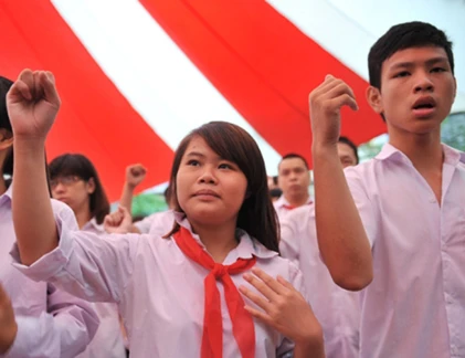 Hát Quốc ca... bằng tay trong lễ khai giảng