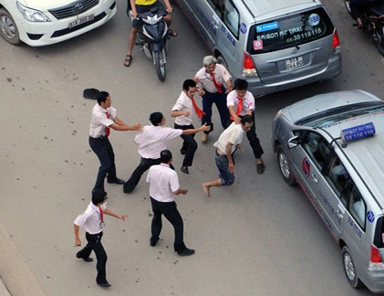 Hàng chục tài xế đánh nhau như phim ở TP.HCM