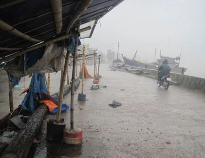 Thủy triều dâng, mưa lớn ở ven biển Thanh Hóa