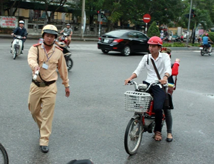 CSGT "bắt" học sinh đi xe đạp điện vi phạm