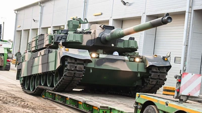 So với các xe tăng hiện đại khác, K2 Black Panther có thể sánh ngang với các đối thủ như Leopard 2A7 của Đức và M1A2 Abrams của Mỹ. Trong khi Leopard 2A7 gây ấn tượng về công nghệ quang học tiên tiến và Abrams nổi trội về độ bền chiến đấu đã được chứng minh, hệ thống nạp đạn tự động của K2 Black Panther giúp giảm quy mô kíp lái xuống còn ba người, cải thiện hiệu quả và hệ thống bảo vệ chủ động của nó, mang lại lợi thế công nghệ cao hơn so với các thiết kế cũ. Đối với các đối thủ tiềm tàng, chẳng hạn như T-90 của Nga hoặc Type 99 của Trung Quốc, khả năng điện tử và tính cơ động vượt trội của K2 Black Panther mang lại lợi thế đáng kể, đặc biệt là trong chiến tranh mạng. Ảnh: @ Army Recognition.