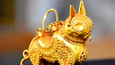 Khám phá bông tai vàng hình linh miêu thời trung cổ 