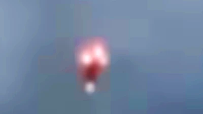 Đang ngâm mình thư giãn, cô gái Mỹ ghi được vật thể lạ bí ẩn