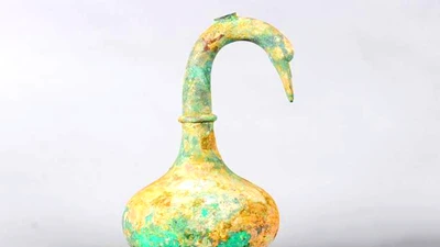 Tận mục chiếc bình hình thiên nga 2.000 năm tuổi 