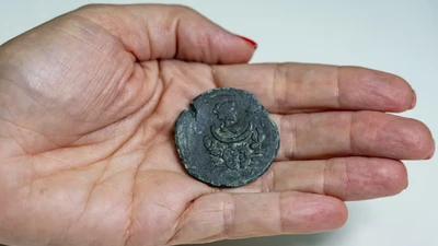 Soi đồng xu cổ khắc Nữ thần Luna, bí ẩn La Mã lộ diện
