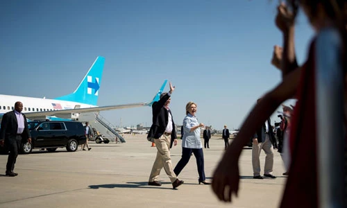 Ảnh: Bà Hillary Clinton hào hứng khoe máy bay mới
