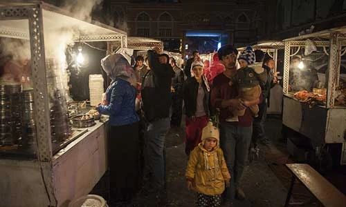 Choáng ngợp trước đồ ăn hấp dẫn trong chợ đêm Tân Cương