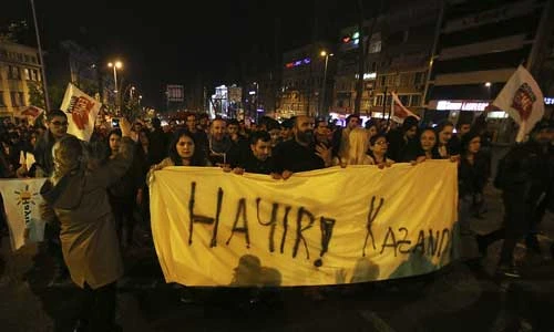 Chùm ảnh Thổ Nhĩ Kỳ hỗn loạn sau trưng cầu dân ý