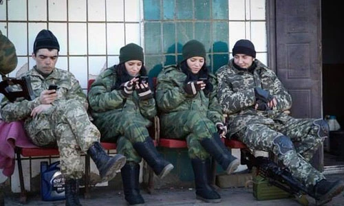 Ngẩn ngơ vẻ xinh đẹp nữ chiến binh miền đông Ukraine
