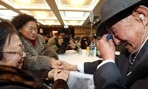 Nghẹn ngào những cuộc đoàn tụ gia đình Hàn-Triều ly tán