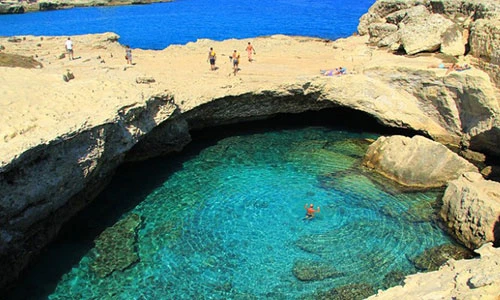 Đắm mình trong các bể bơi tự nhiên trên thế giới