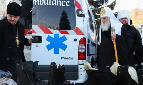 Giáo hội Ukraine quyên tiền mua xe cứu thương cho quân đội