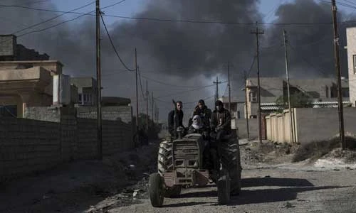 Chùm ảnh thị trấn Qayara khói đen ngùn ngụt