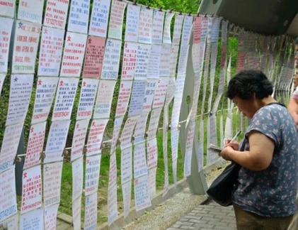 Ngỡ ngàng cảnh "chọn hàng" ở chợ hôn nhân