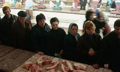 Cảnh dân Liên Xô xếp hàng mua nhu yếu phẩm qua ảnh