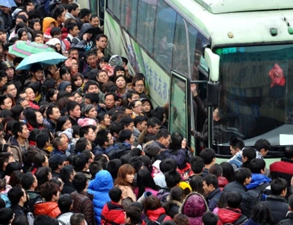 Cảnh vạ vật, chen chúc mua vé tàu về quê ăn Tết