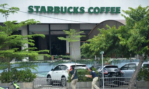 Hình ảnh cảnh sát vây bắt nghi phạm tấn công ở Jakarta