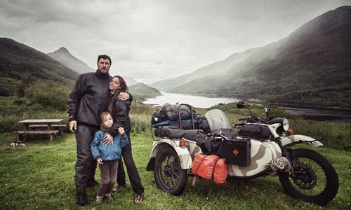 Bé trai 4 tuổi đi khắp thế giới bằng mô tô ba bánh