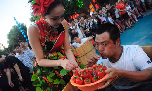 Độc đáo thi ăn ớt cay giữa trời nóng 40 độ C 