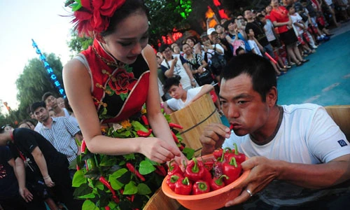 Độc đáo thi ăn ớt cay giữa trời nóng 40 độ C