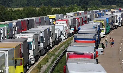 Hãi hùng cảnh tắc đường kéo dài 22 km ở Anh