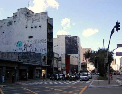 Cảnh dân nghèo chủ nhà World Cup sống bám trụ thành phố