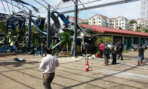 Hiện trường trực thăng Malaysia rơi vào trường học