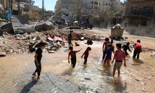 Ảnh: Trẻ em Syria nô đùa giữa vùng chiến sự