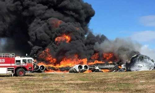 Chùm ảnh B-52 rơi ở Guam, bốc cháy ngùn ngụt