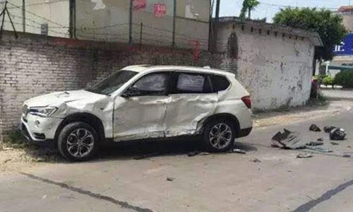 Hậu ly hôn, chồng lái Mercedes đâm xe vợ